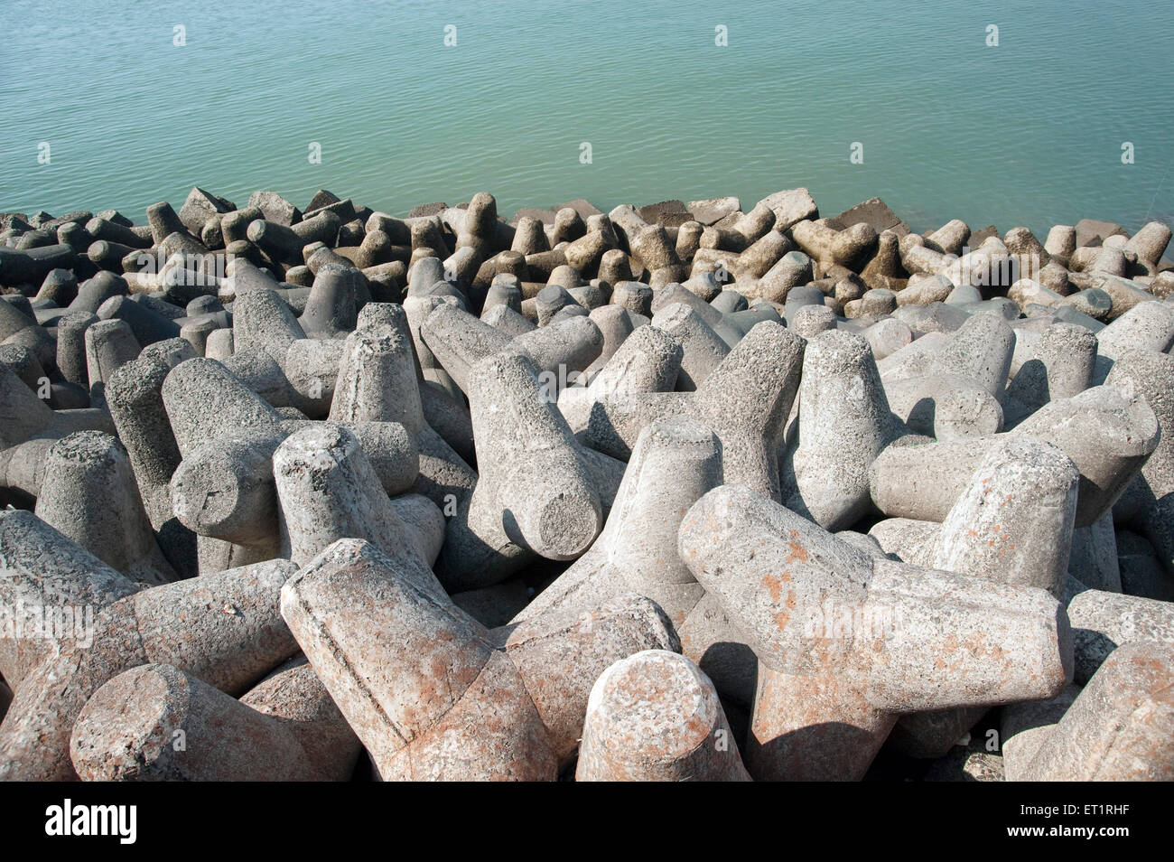 Zementblöcke auf See Seite zum Schutz vor Wasser am Nariman Point; Bombay; Mumbai; Maharashtra; Indien Stockfoto