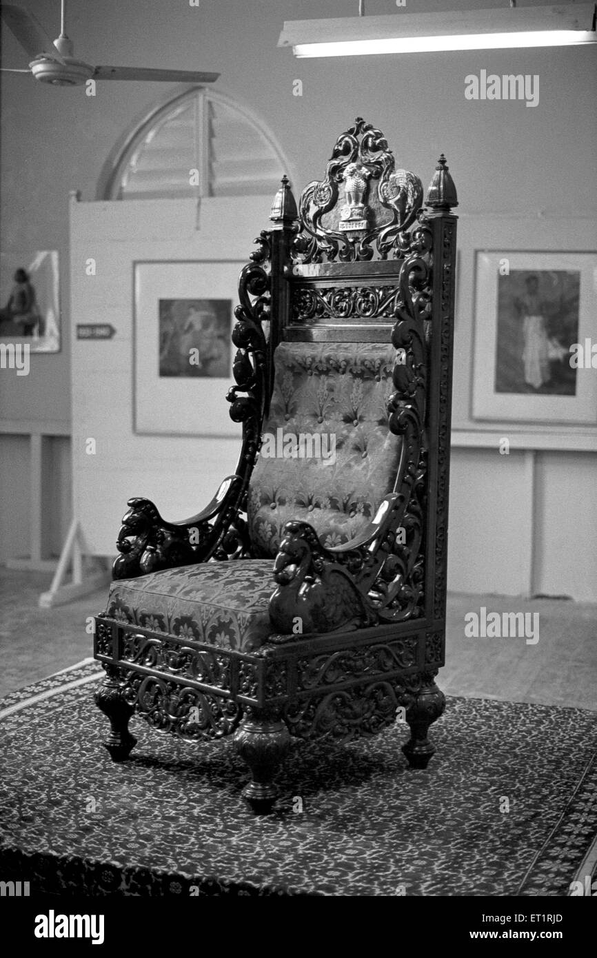 Dekorativer Stuhl aus Holz in Ausstellungshalle; Indien Stockfoto