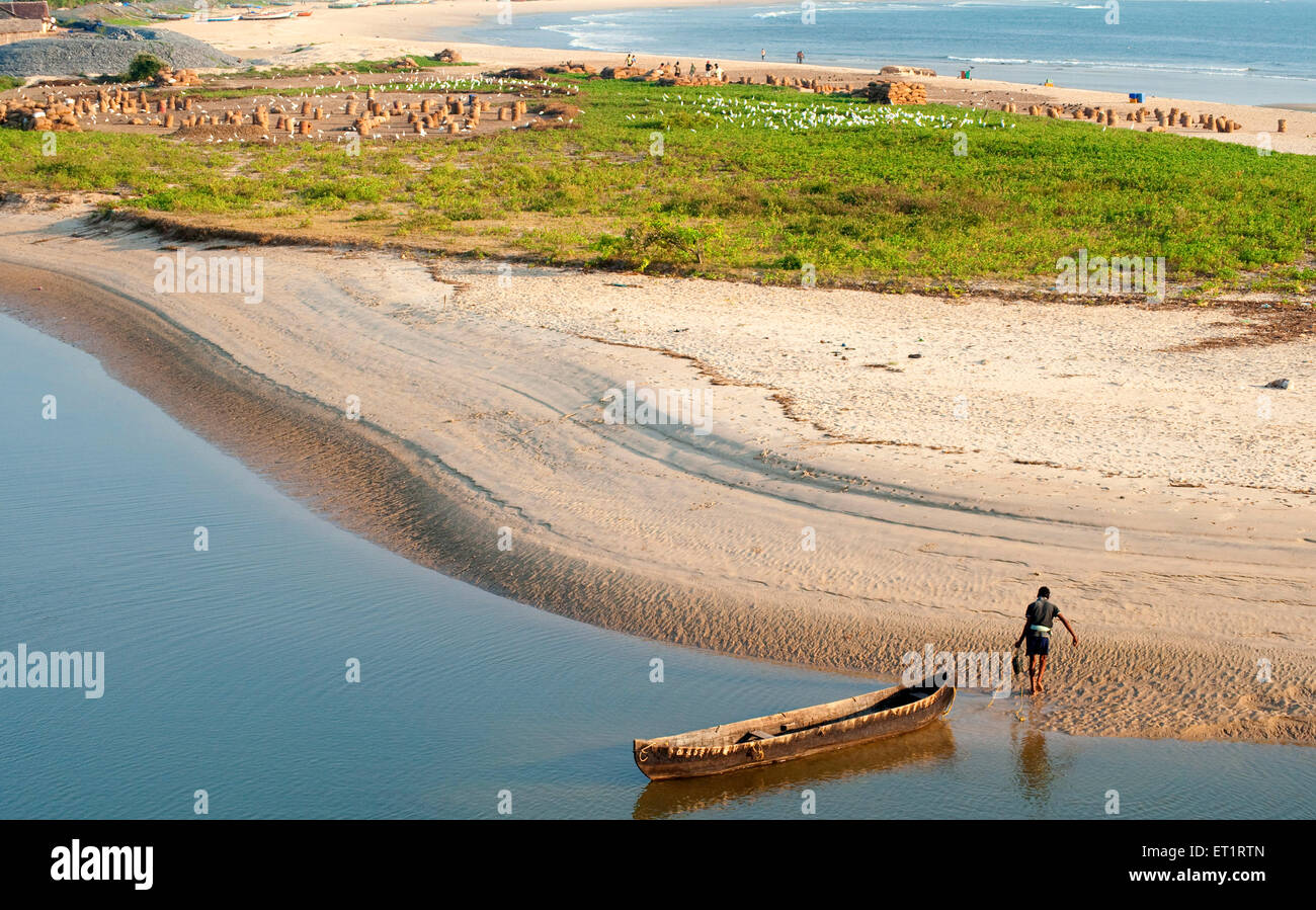 Fischer mit kleinen Boot am Creek Vengurla; Sindhudurg; Maharashtra; Indien Stockfoto