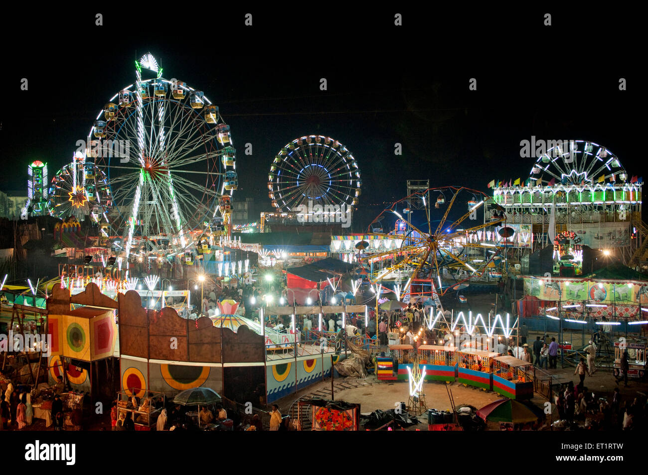 Fair-Festival und Blick auf Riesenräder in Mahim Beach; Bombay; Mumbai; Maharashtra; Indien Stockfoto