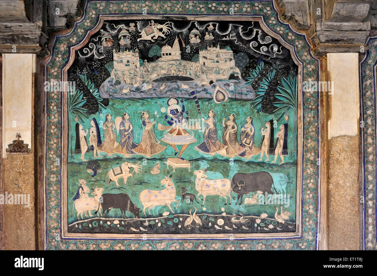 Miniaturmalerei , Krishna Leela , Krishna Heben Govardhan Hügel mit kleinen Finger , Chitrashala , Umaid Mahal , Bundi , Rajasthan , Indien , Asien Stockfoto