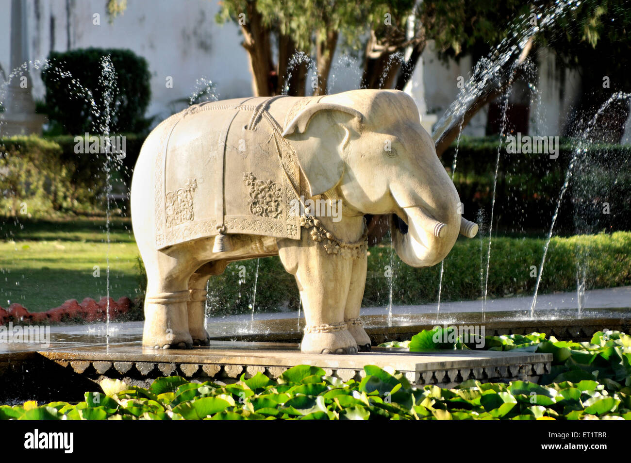 Marmor-Elefant im Saheliyon Ki-Bari-Garden in Udaipur, Rajasthan Indien Asien Stockfoto