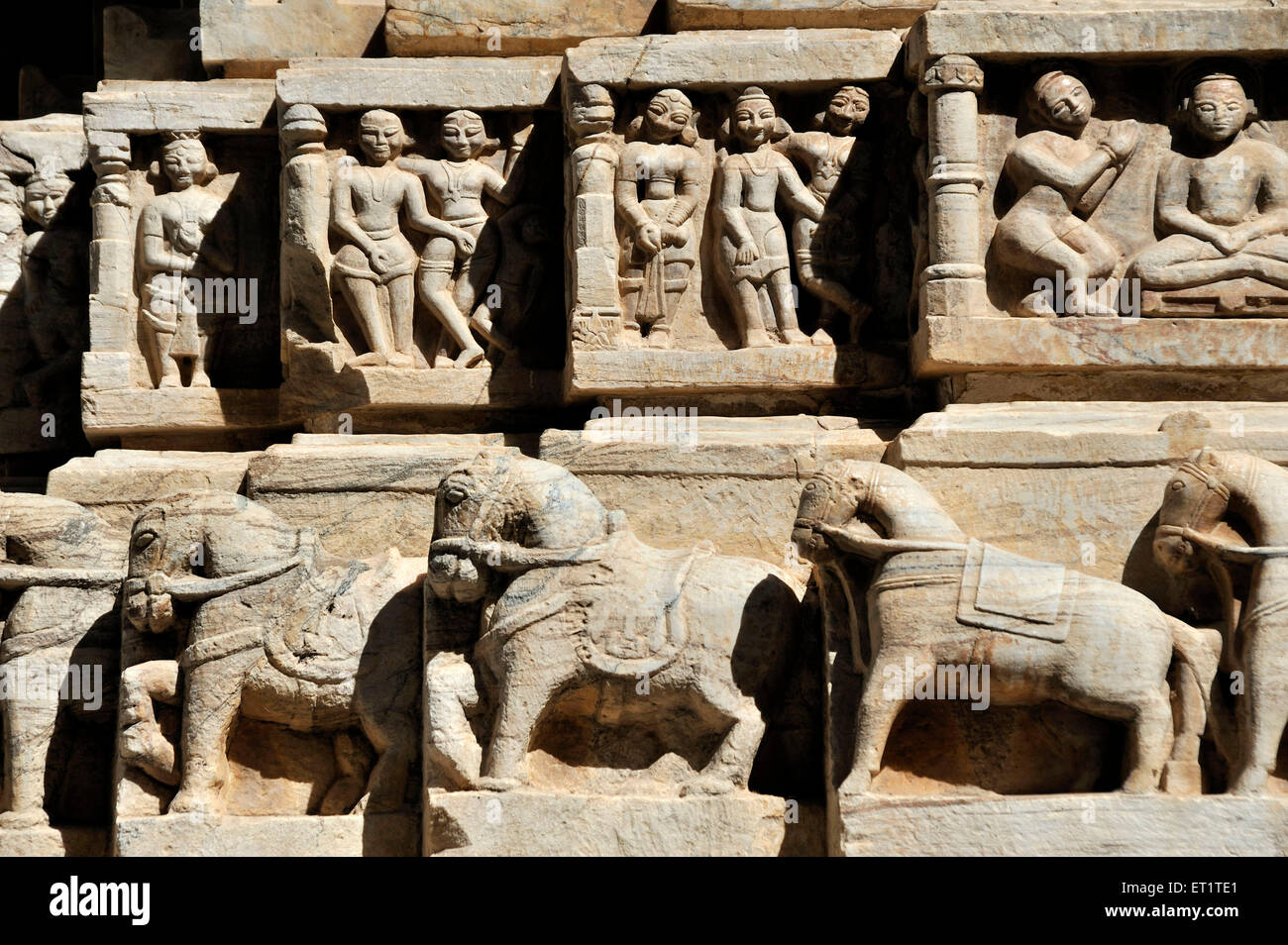 Tanzende Frauen und Pferde Skulptur, Jagdish Tempel, Vishnu Tempel, Udaipur, Rajasthan, Indien, Asien Stockfoto