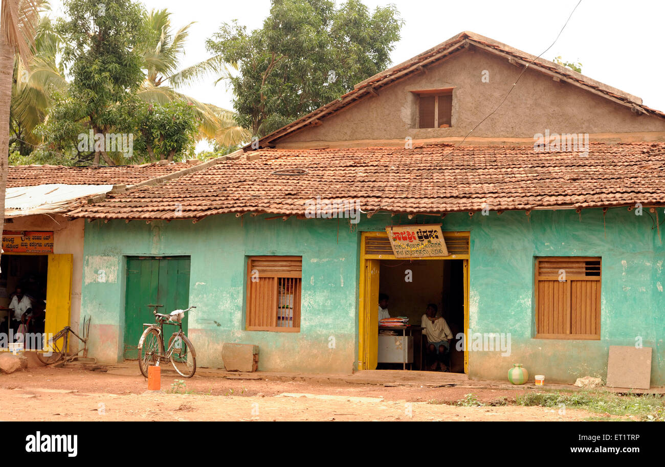 Altes Haus mit Fliesendach in Dandeli bei Uttara Kannada Karnataka India Asia Indian Village House Stockfoto