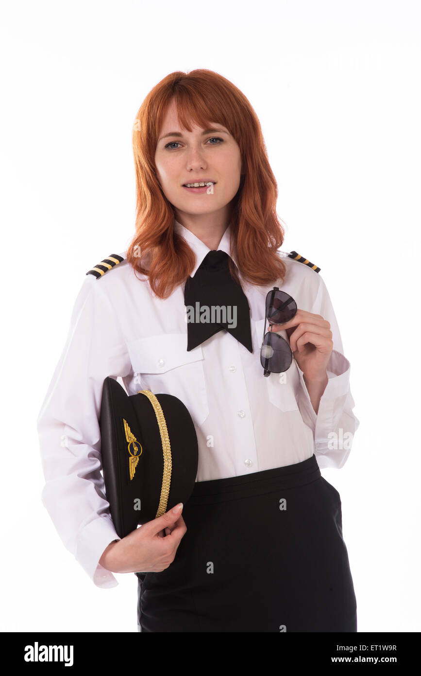Junge weibliche Airline erster Offizier in Uniform mit Kappe und Sonnenbrille Stockfoto