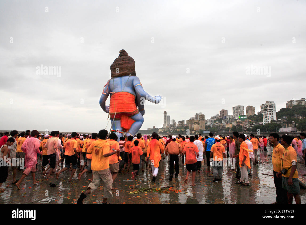 Idol von Lord Ganesha (unter der Leitung Elefantengott); Visarjan Zeremonie 2008; Girgaum Chowpatty Beach; Bombay Mumbai; Maharashtra Stockfoto