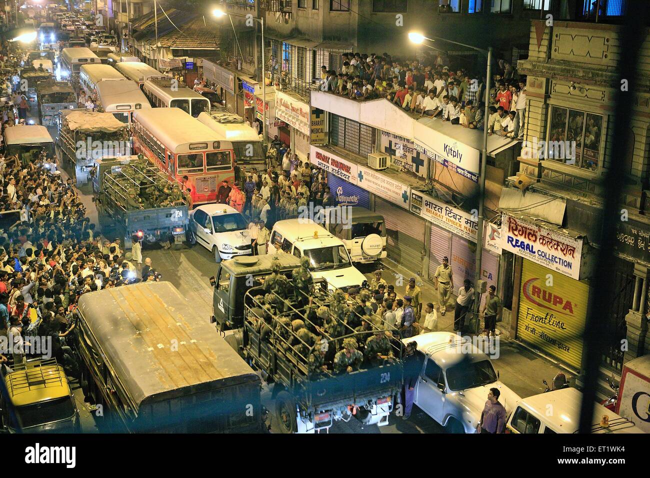 Soldaten verlassen auf Militär-LKW von Nariman House nach unten knacken Angriff Deccan Mudschaheddin 26. November 2008 Mumbai Stockfoto