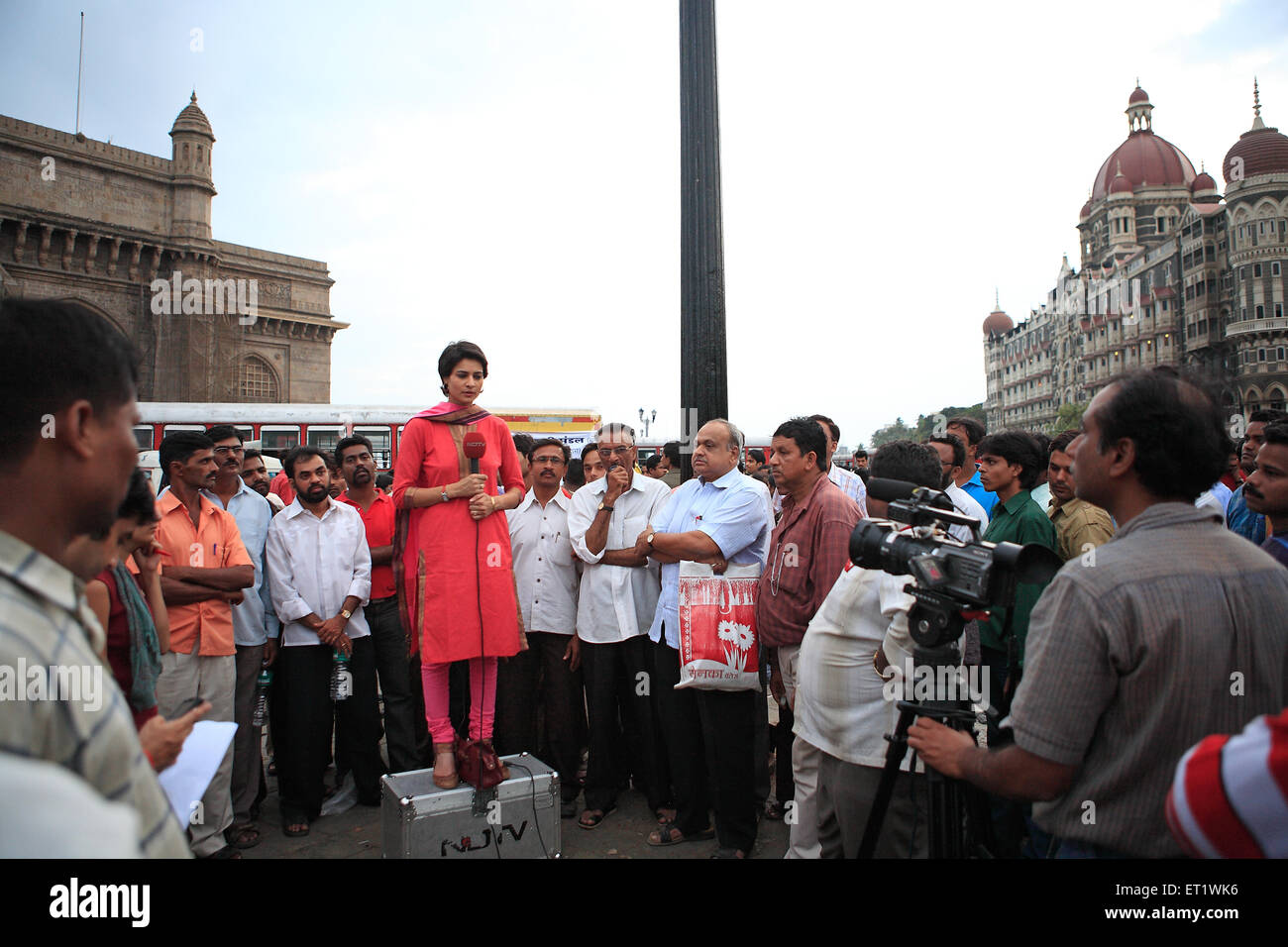 TV-Reporter berichtet live vor Taj Mahal Hotel bei Angriff durch Deccan Mudschaheddin auf 26. November 2008 Mumbai Stockfoto