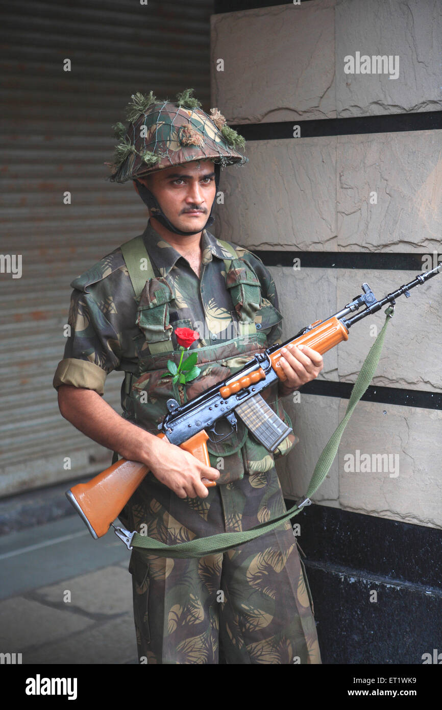 Soldat auf der Hut mit Rose in Tasche nach hart Angriff von Deccan Mudschaheddin gegen 26. November 2008 Mumbai Stockfoto