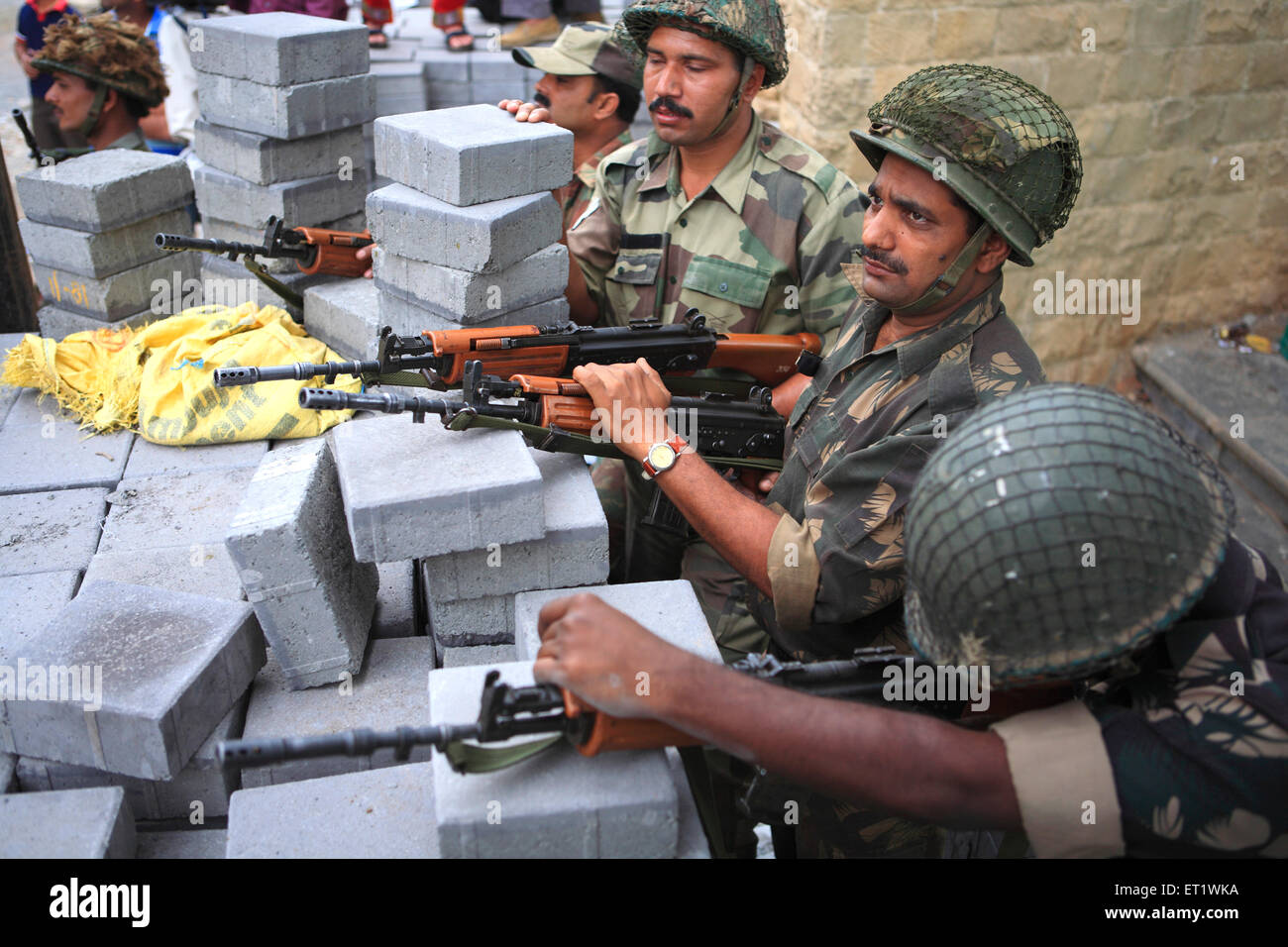 Soldaten auf der Hut bei Angriff durch Deccan Mudschaheddin auf 26. November 2008 in Bombay Mumbai; Maharashtra; Indien nicht Herr Stockfoto
