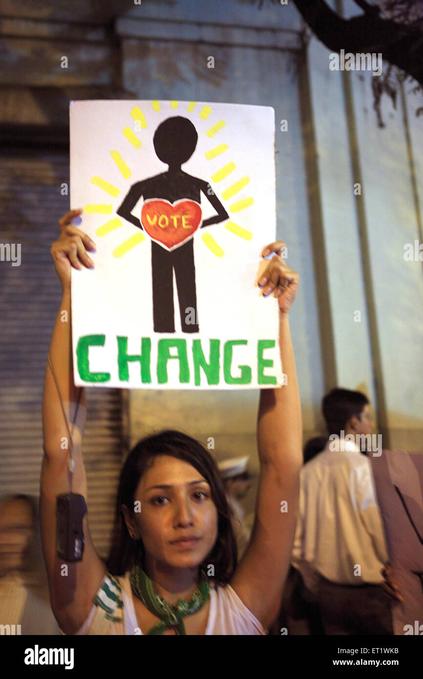 Demonstranten mit Bannern nach terroristischen Angriff von Deccan Mudschaheddin auf 26. November 2008 Mumbai Stockfoto