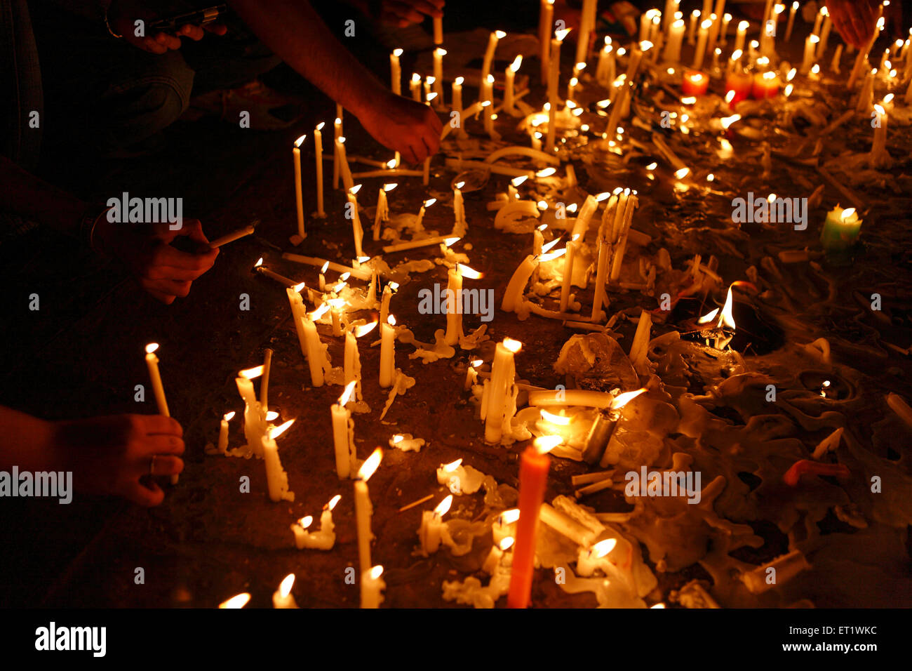 Bürger zünden Kerzen an und huldigen nach dem Terroranschlag von Deccan Mujahideen am 26. November 2008 in Mumbai, Indien Stockfoto