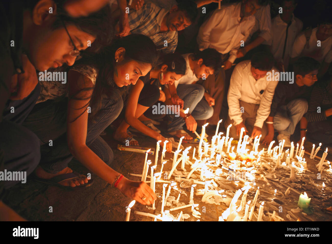 Bürger, Kerzen anzünden und Ehrerbietung nach Terroranschlag von Deccan Mudschaheddin am 26. November 2008 Mumbai Stockfoto