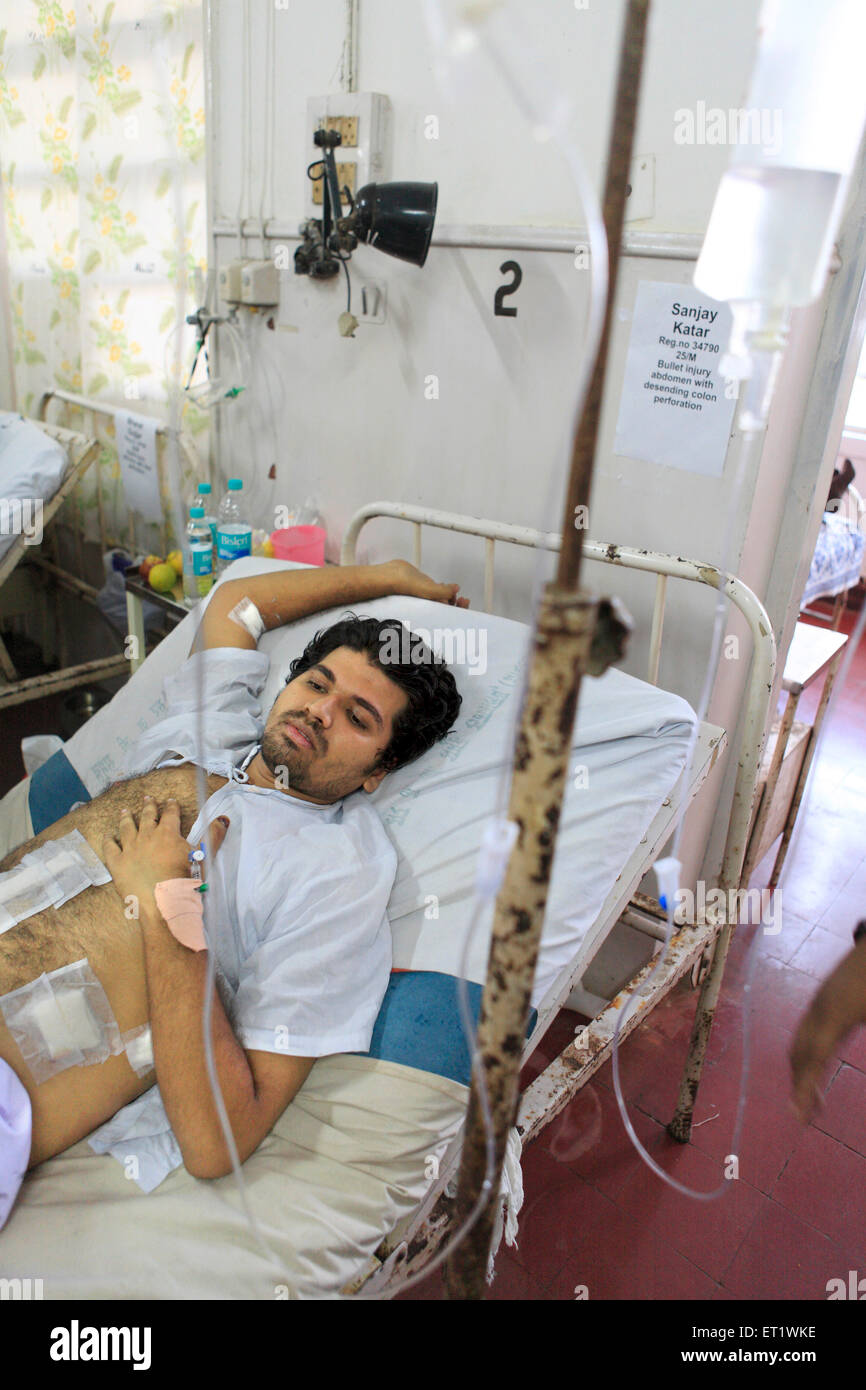 Sanjay Katar verletzt Bürger erholt sich im Krankenhaus JJ während den letzten Bombenexplosionen am 26. November 2008 Mumbai Stockfoto