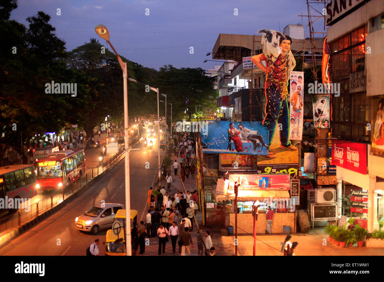 Riesige Kinoplakate in Bangalore, Karnataka, Indien Stockfoto