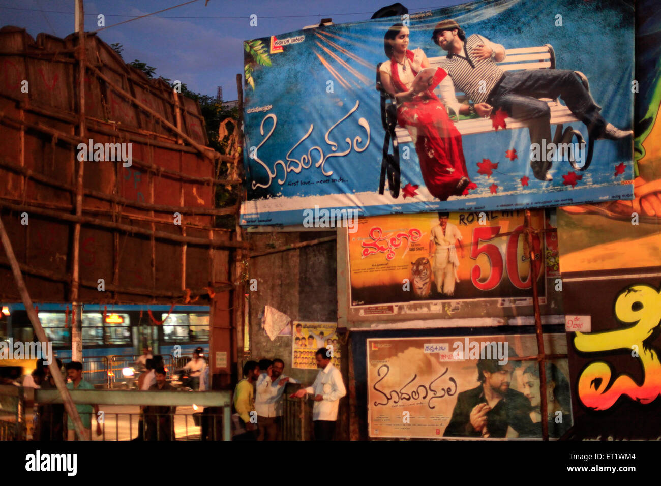 Riesige Kinoplakate in Bangalore Indien Stockfoto