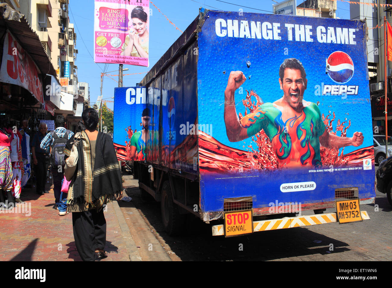Werbeplakat für Pepsi auf LKW in Mumbai Maharashtra Indien Asien Stockfoto