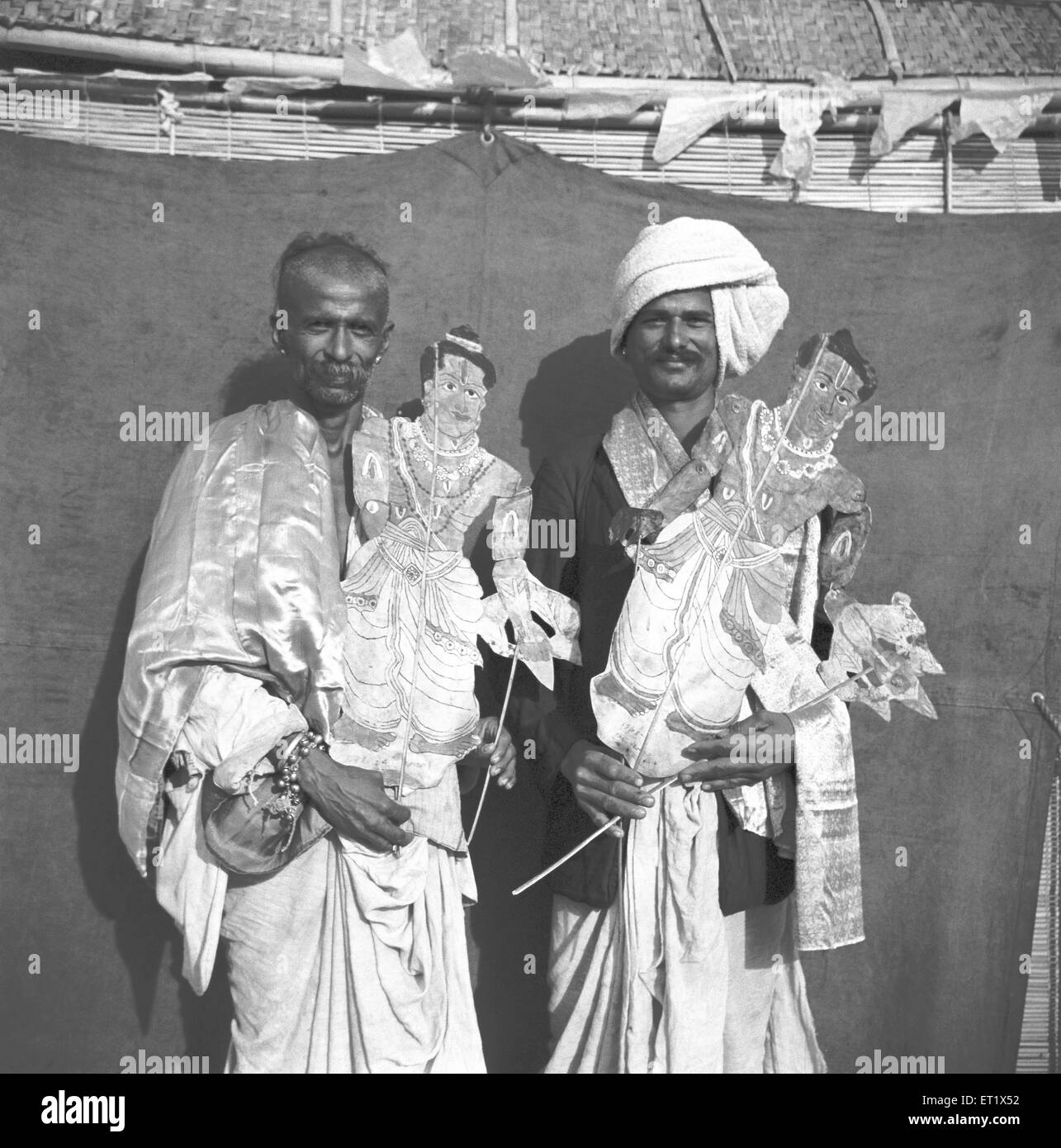 Männer anzeigen transparent lackiertes Leder Marionetten; Schatten-Marionette spielt Unterhaltung; Hallare Dorf; Mysore; Karnataka Stockfoto