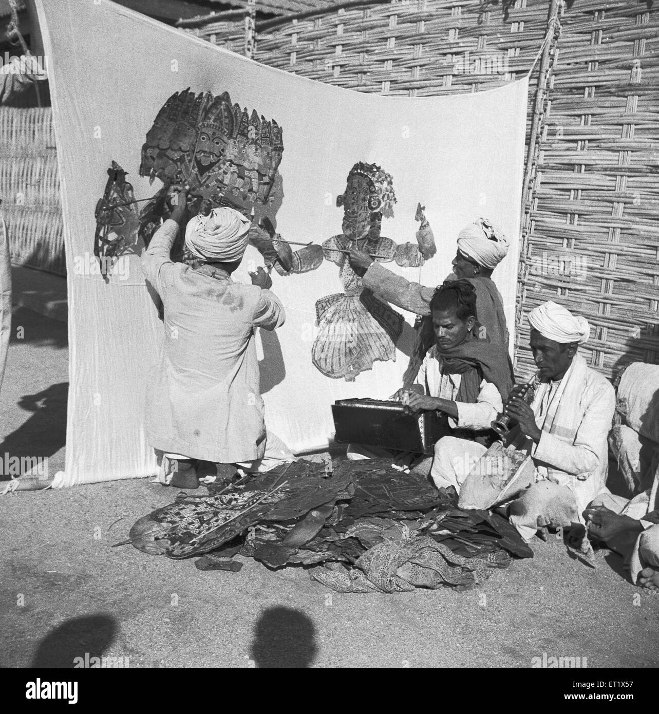 Männer, hinter einem Tuch Bildschirm Leder flache Marionette für Shadow Puppet Show, hallare Dorf, Karnataka mysore Indien - tss 15110 manipulieren Stockfoto