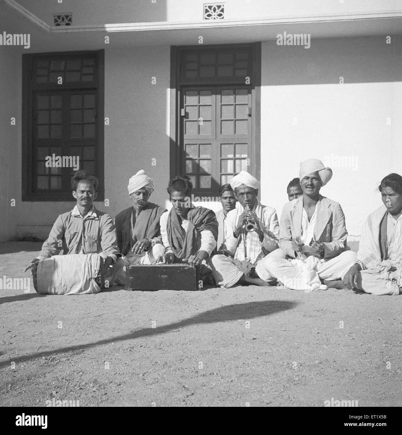 Volkssänger, die erzählen die Geschichte Marionette Schatten Marionette spielen; Hallare Dorf; Mysore Bezirk; Karnataka; Indien Stockfoto