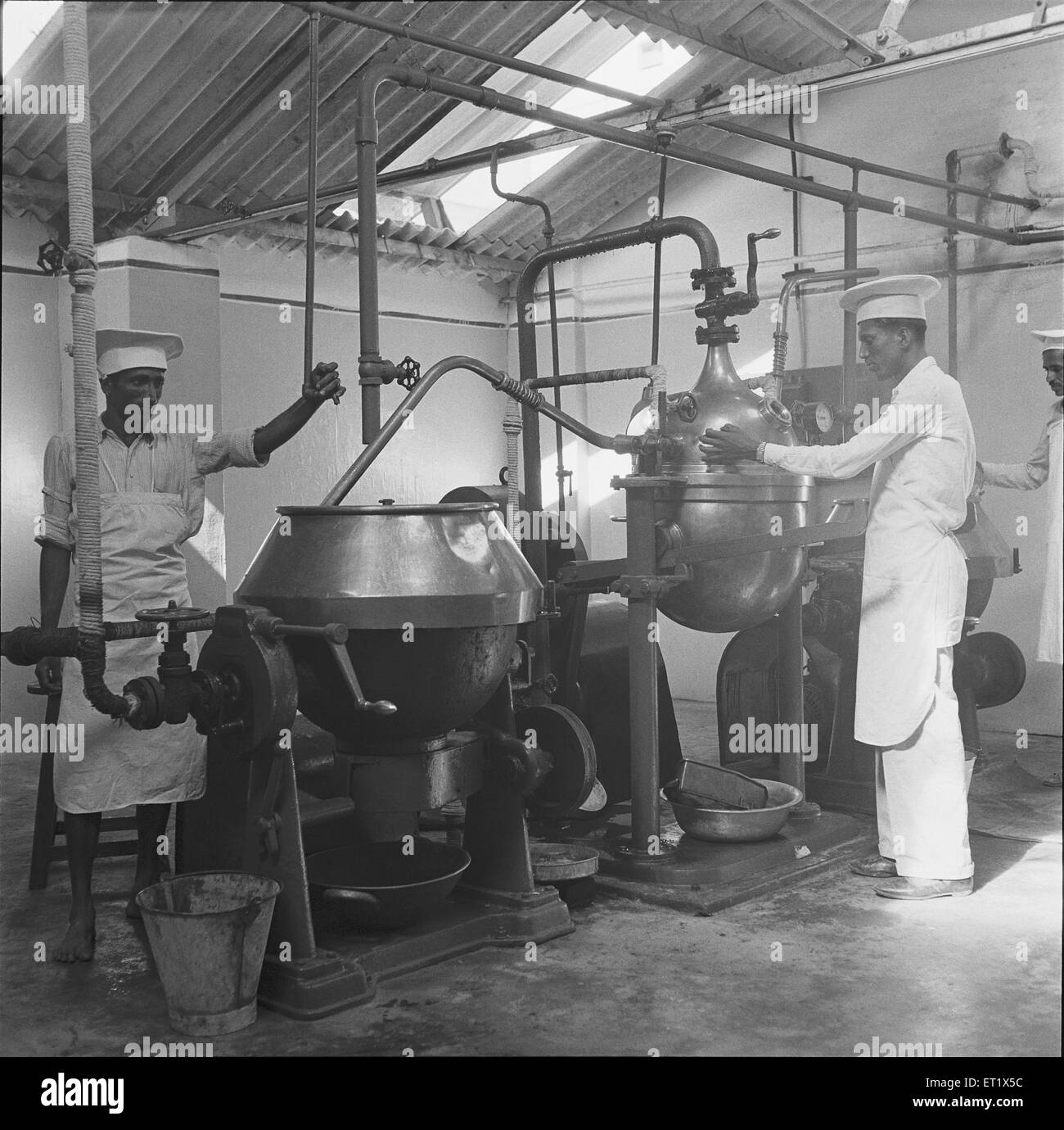 Jahr 1955; Menschen arbeiten in Zuckerfabrik; Verarbeitung auf Zuckerrohr; Mandya; Mandya District; Karnataka; Indien Stockfoto