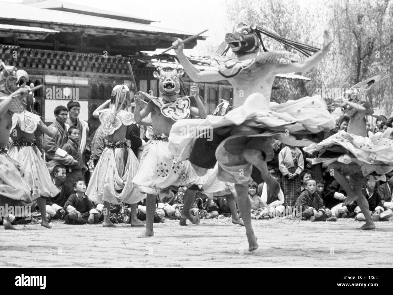 Tänzerin in voller Montur führt auf dem Thetchu Festival im Hof des Dzong in Paro; Bhutan Stockfoto