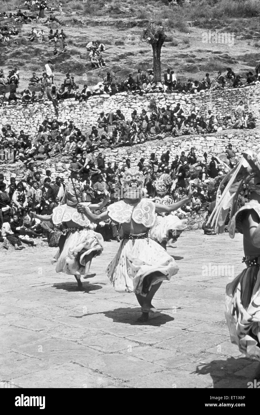 Bilder von Tänzer und Trommler beim Tchechu Festival in Paro; Bhutan Stockfoto