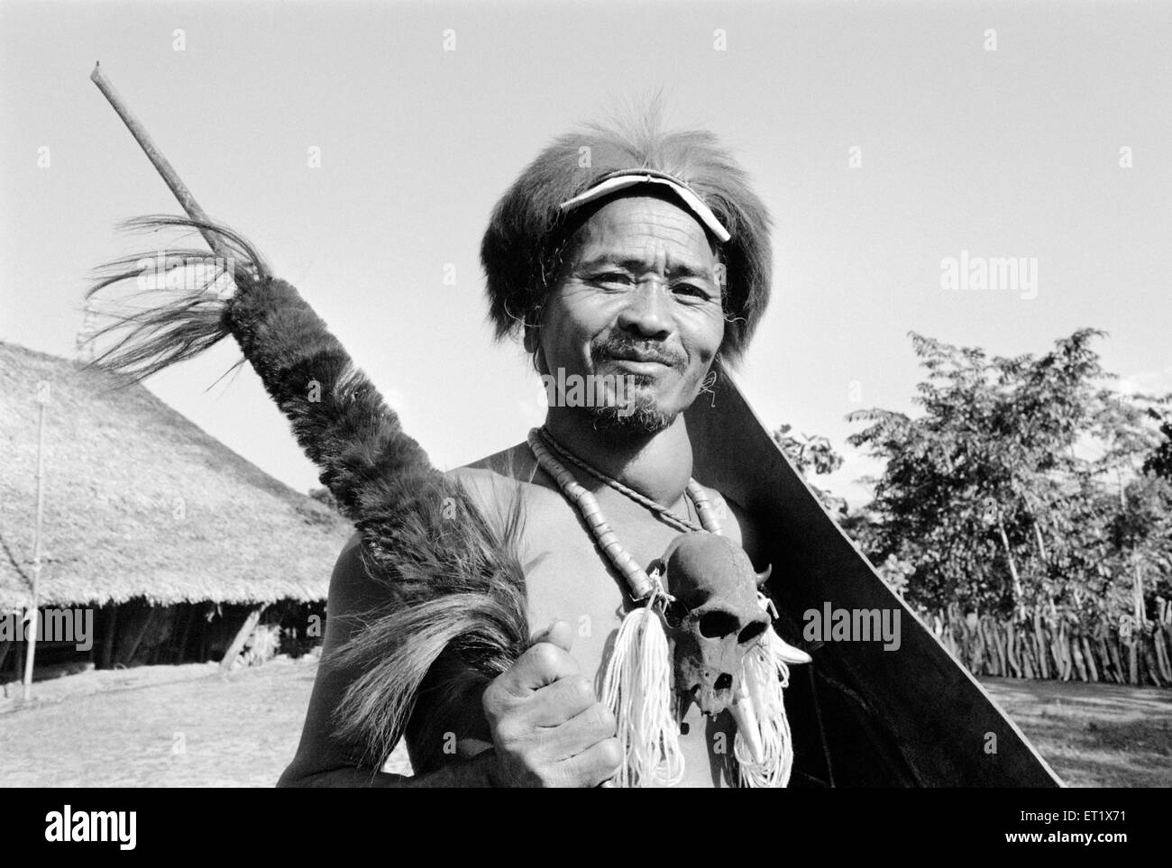 Monpa Stammes in traditioneller Kleidung und Holding Speer in Tirap Bezirk; Arunachal Pradesh; Indien 1982 kein Herr Stockfoto
