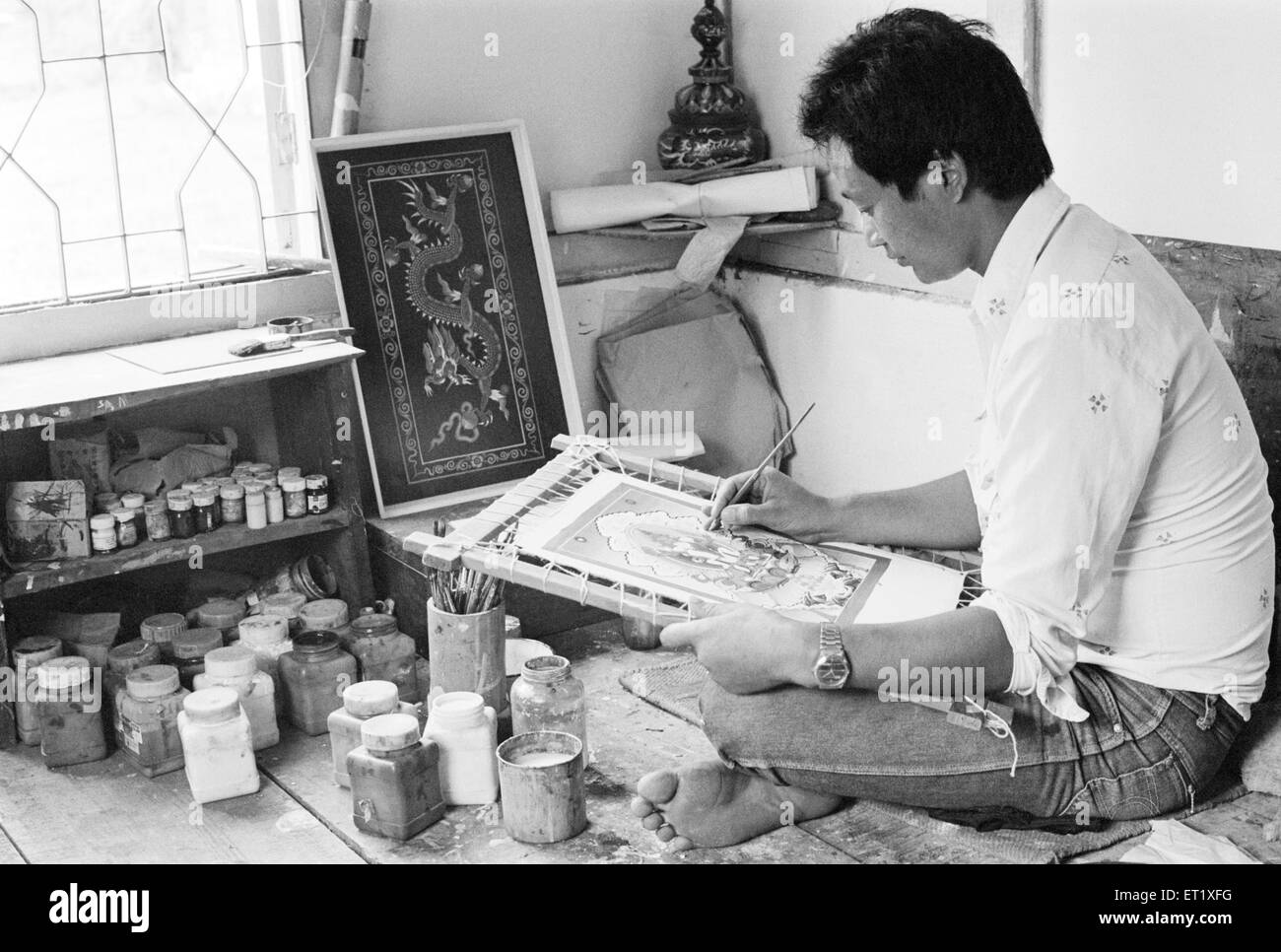 Tribal Mann malen buddhistische Schriftrollen; Ziro; Arunachal Pradesh; Indien 1982 Stockfoto