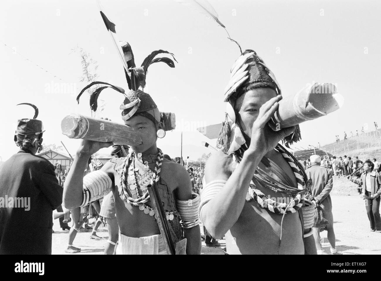 Wancho Stammes trinken lokal gebrauten Alkohol oder tanzen; Arunachal Pradesh; Indien; Asien; alter Jahrgang 1900s Bild Stockfoto