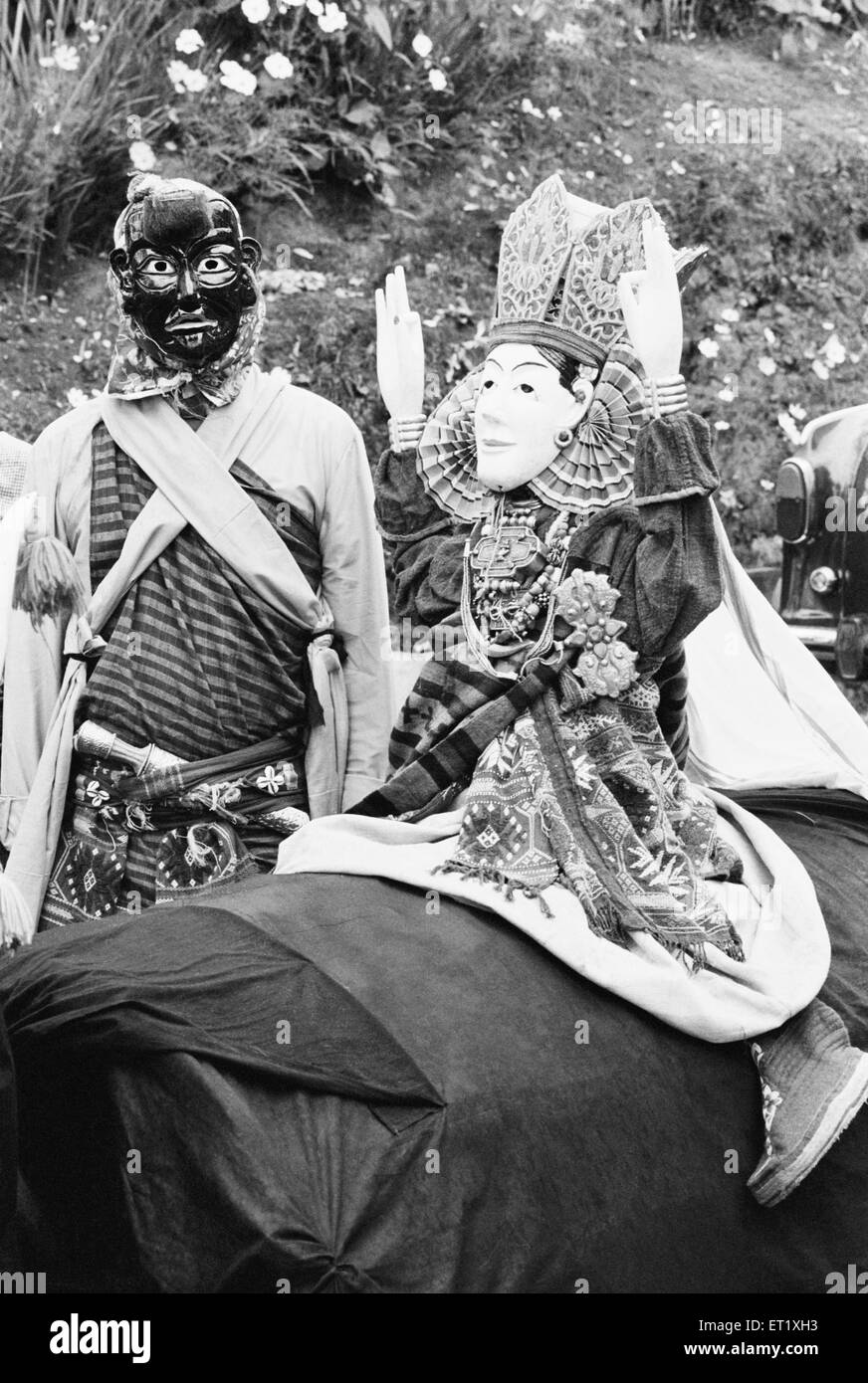 Maskentänzer, die Masken tragen, die im Festival tanzen; Arunachal Pradesh; Indien; Asien; altes Vintage 1900er Bild Stockfoto