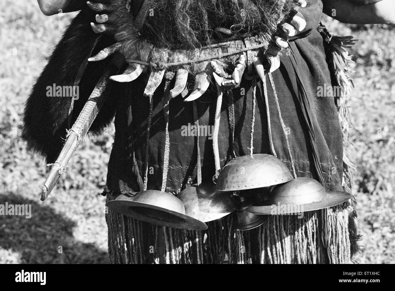 Metal Cymbals verwendet, um Schmuck Musik liefern ; Hill Miri Tribe ; Subansiri ; Kamle ; Arunachal Pradesh ; Indien ; Asien ; alter Jahrgang 1900s Bild Stockfoto