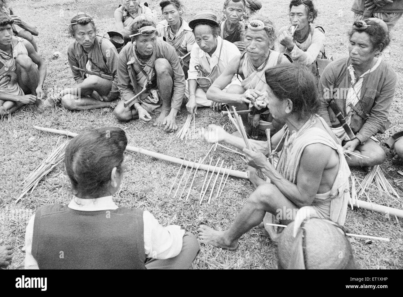 Bagni Stämme Männer Streitigkeit zwischen zwei Gruppen, die mit kleinen Bambusstäbchen; Arunachal Pradesh; Indien nicht Herr Stockfoto