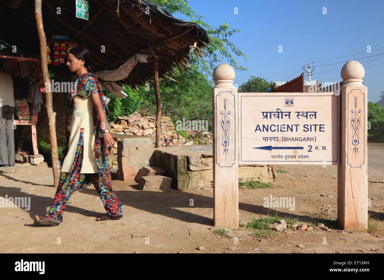 Ancient site signboard; Bhangarh Fort; Rundh Bhangarh; Bhangarh; Rajgarh; Alwar; Rajasthan; Indien; Asien Stockfoto