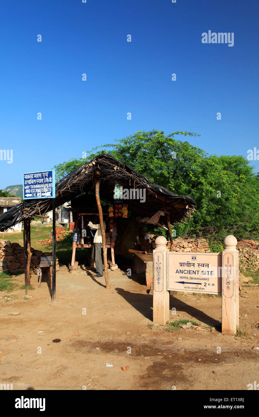 Ancient site signboard; Bhangarh Fort; Rundh Bhangarh; Bhangarh; Rajgarh; Alwar; Rajasthan; Indien; Asien Stockfoto