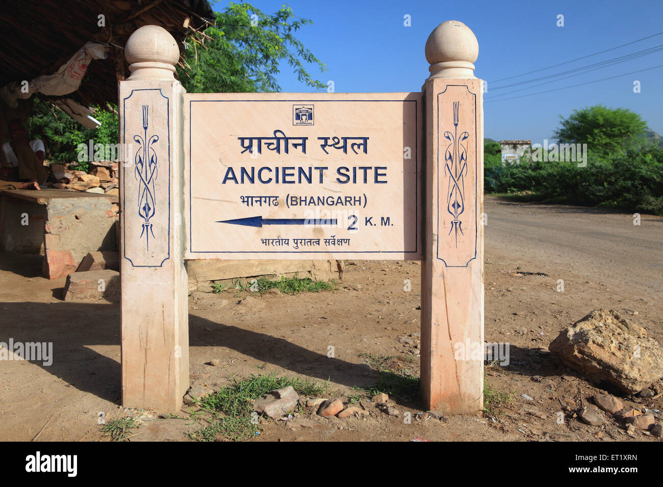 Ancient site signboard; Bhangarh Fort; Rundh Bhangarh; Bhangarh; Rajgarh; Alwar; Rajasthan; Indien; Asien Stockfoto
