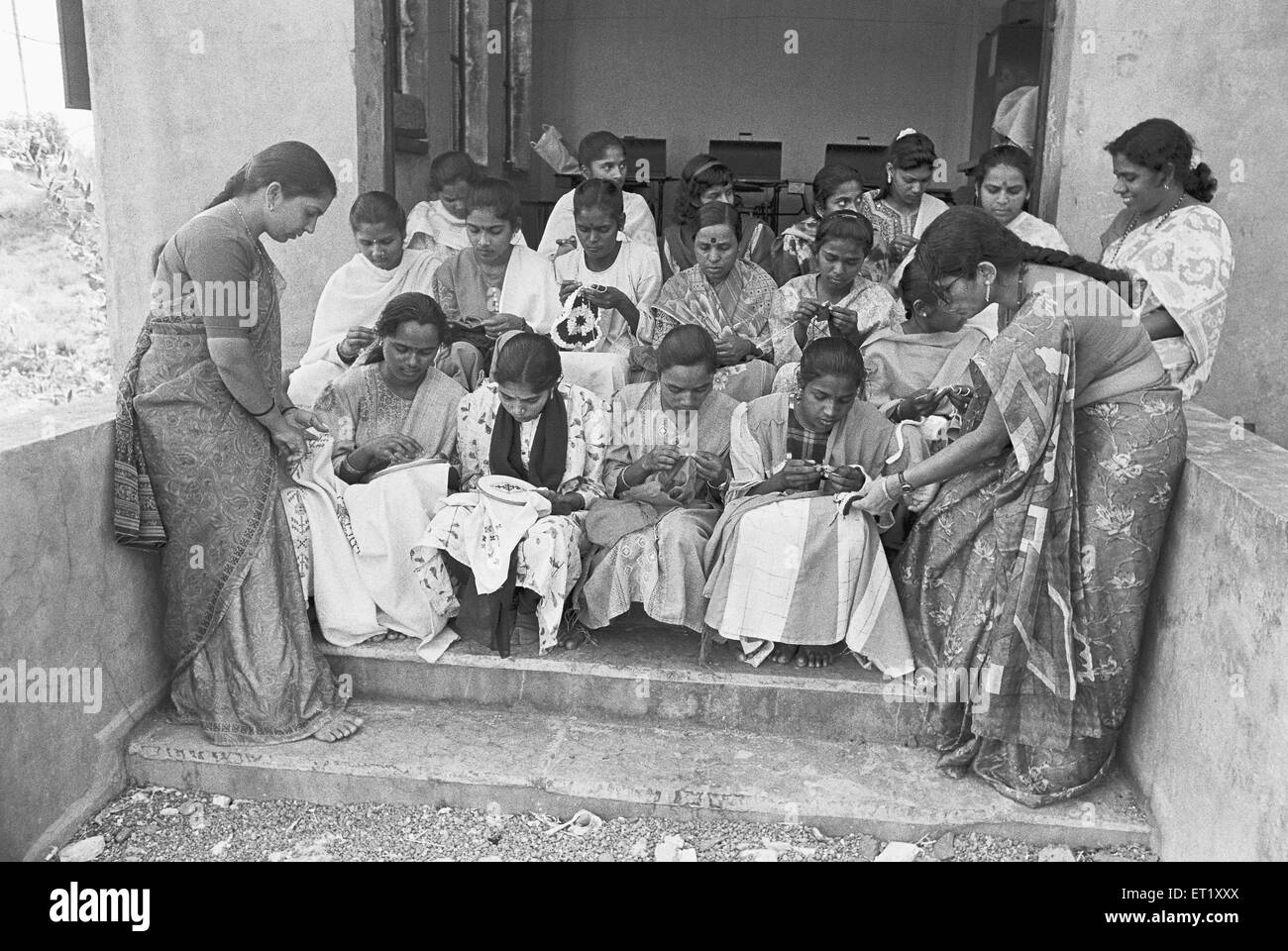 Gruppe von Frauen im ländlichen Entwicklungszentrum am Stadtrand von Pune; Maharashtra; Indien; Asien; alter Jahrgang 1900er Stockfoto