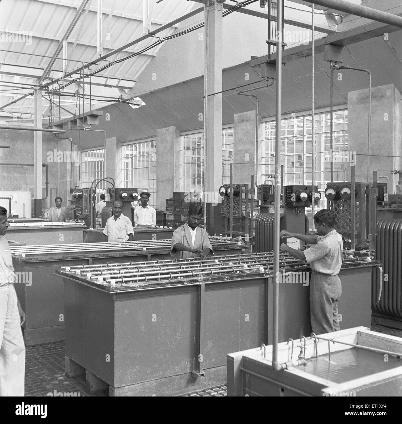 Männer arbeiten in der Telefonfabrik; Herstellung von Telefoninstrumenten in Bangalore; Karnataka; Indien; Jahr 1950; Asien; alter Jahrgang 1900er Jahre Stockfoto