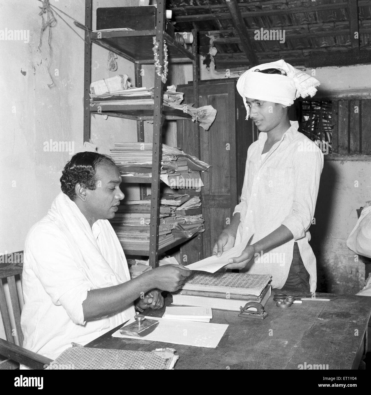 Überprüfung der Hausaufgaben; Ausbildung der ländlichen Jugend; Nanjangud Stadt nahe Mysore; Karnataka; Indien; Asien; alter Jahrgang 1900s Stockfoto