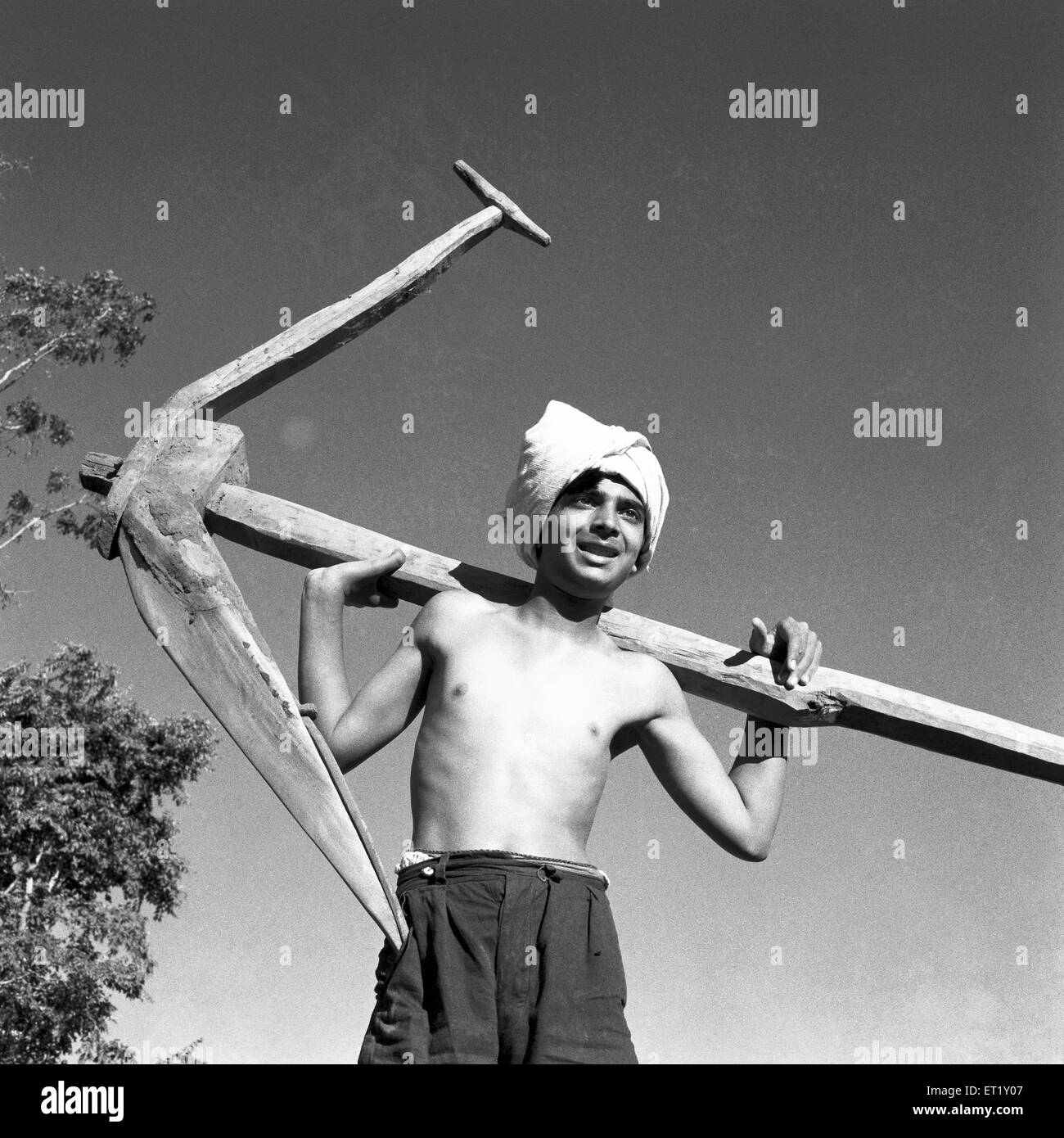 Bauernjugend mit einem Pflug; VIDYAPITH bildet ländliche Jugend aus; Nanjangud Stadt Mysore; Karnataka; Indien; Asien; alter Jahrgang 1900s Stockfoto
