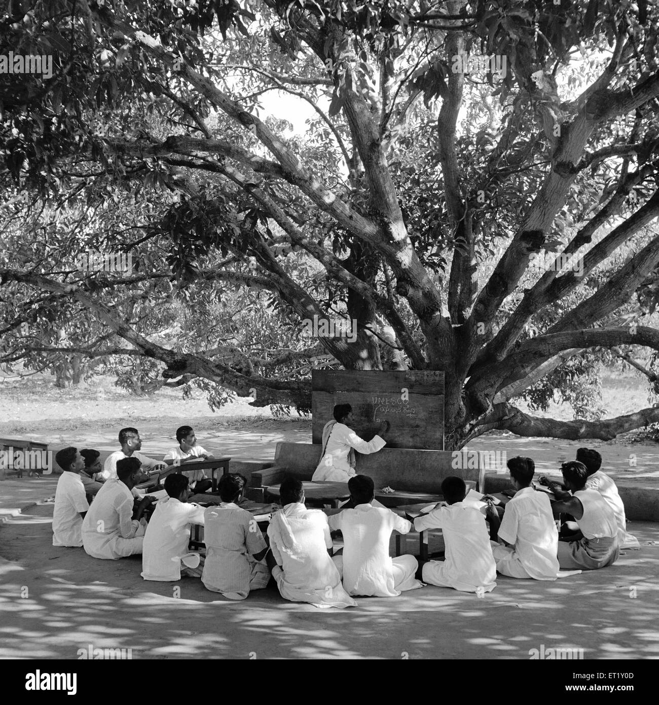 Open Air Klasse; VIDYAPITH bildet ländliche Jugend aus; Nanjangud Stadt nahe Mysore; Karnataka; Indien; Asien; alter Jahrgang 1900s Stockfoto