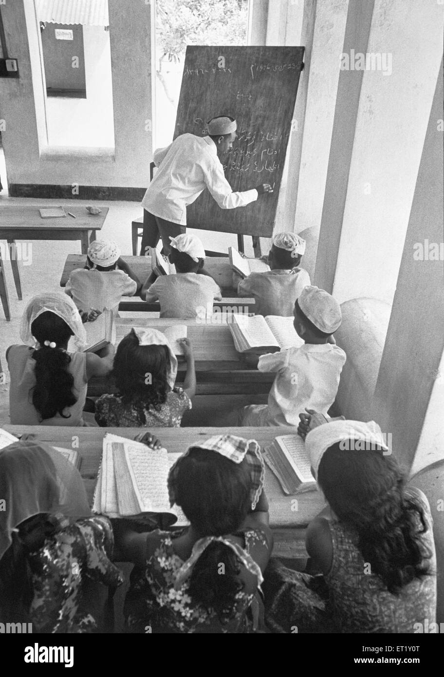 Klassenzimmer; männlich; Hauptstadt der Malediven; Asien; alter Jahrgang 1900er Jahre Stockfoto