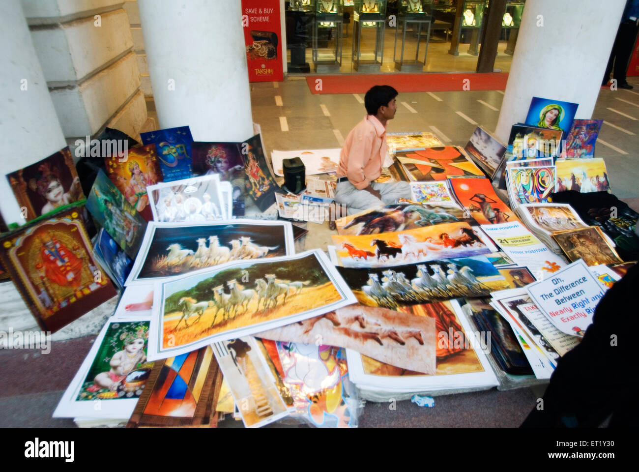 Connaught Place Hawker verkaufen Poster Delhi Indien Stockfoto