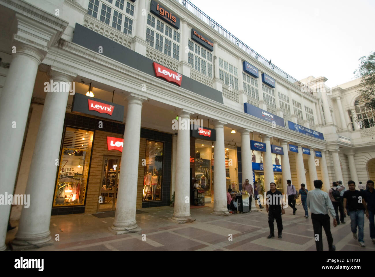 Levis-Shop; Schild für das Restaurant Ignis; Pfeilschild; Schaufenster; Connaught-Place; CP; Connaught Circus; Rajiv Chowk; Delhi; Neu-Delhi; Indien, Asien Stockfoto