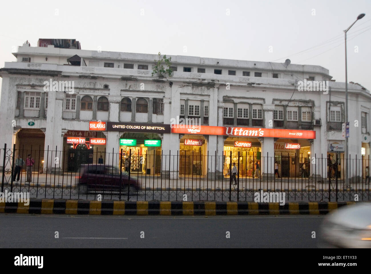 Uttams Sarees Shop; Vereinigte Farben von Benetton; Schaufenster; Connaught Place; CP; Connaught Circus; Rajiv Chowk; Delhi; Neu-Delhi; Indien; Asien Stockfoto