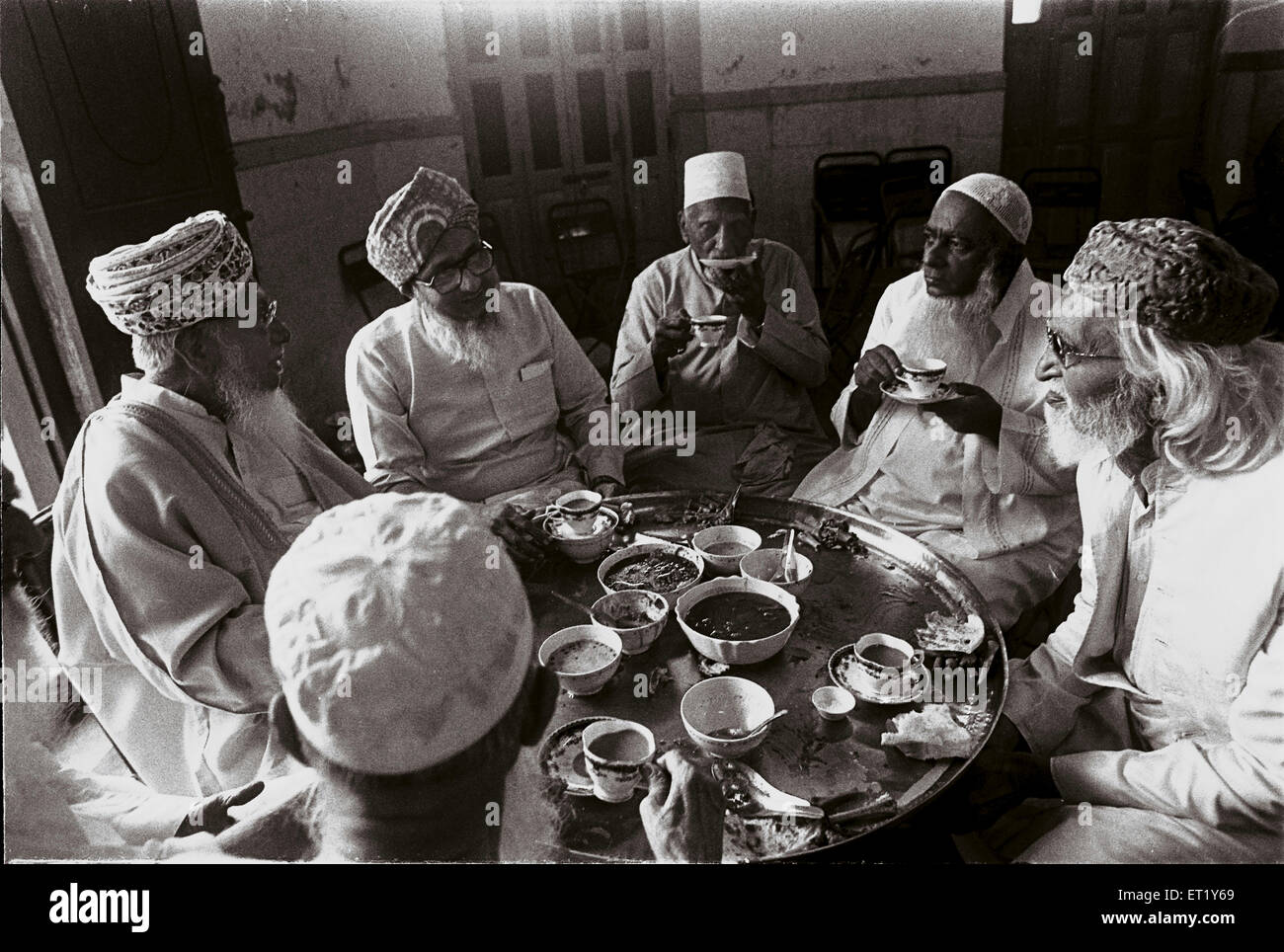 M F Hussain mit Freunden nehmen jährlich Eid Mittagessen Badar Bagh Mumbai Maharashtra Indien Asien Stockfoto