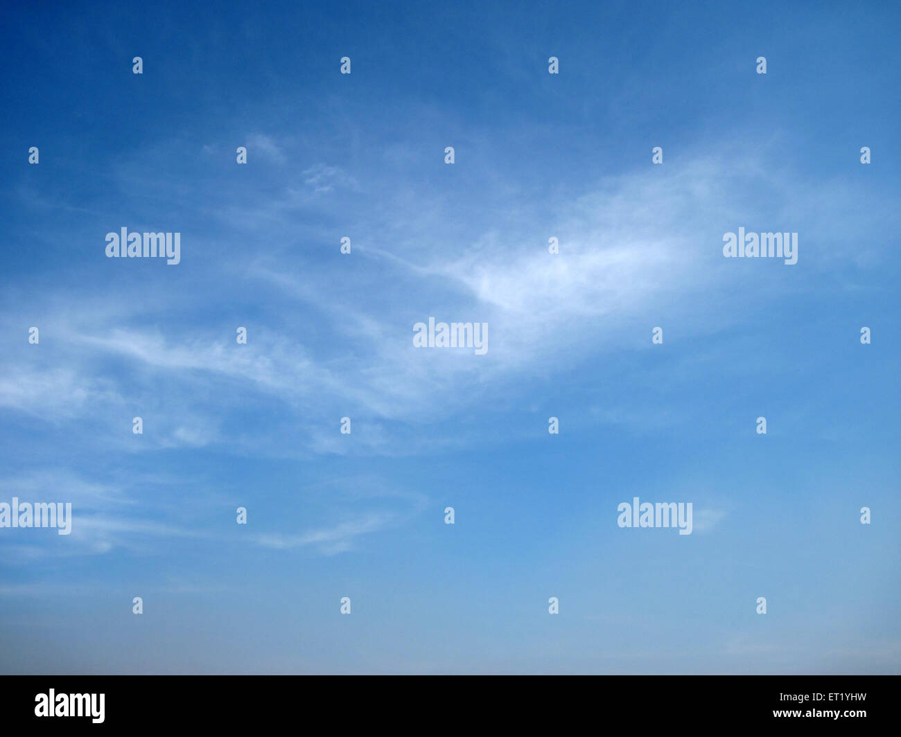 weiße Wolken am blauen Himmel Stockfoto