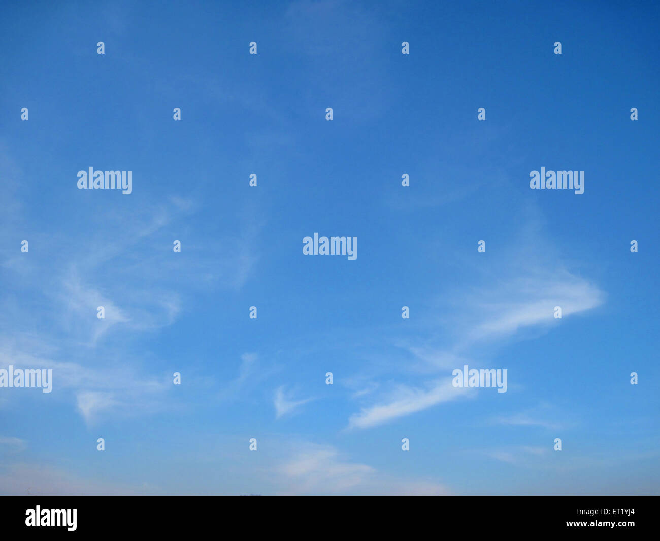weiße Wolken am blauen Himmel Stockfoto