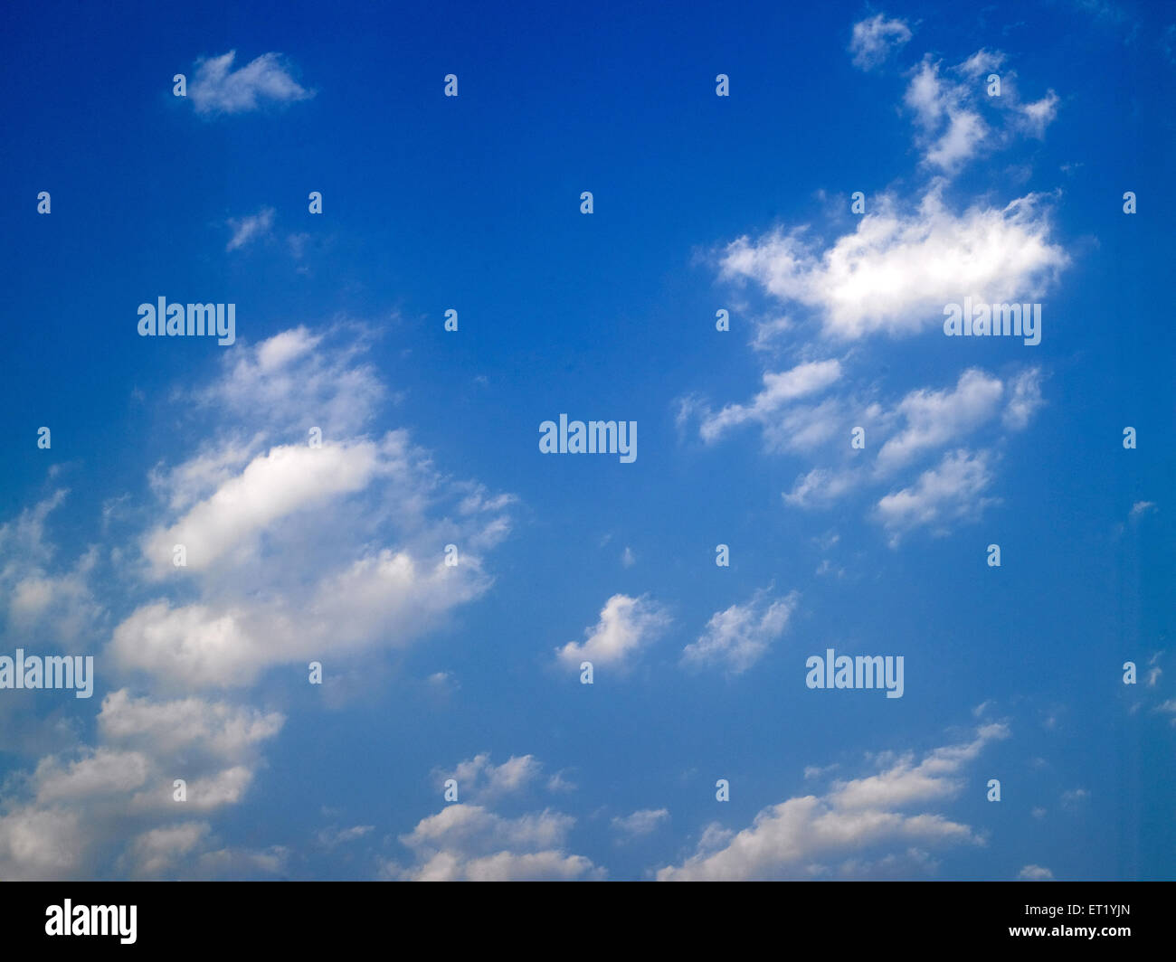 weiße Wolken am blauen Himmel Stockfoto