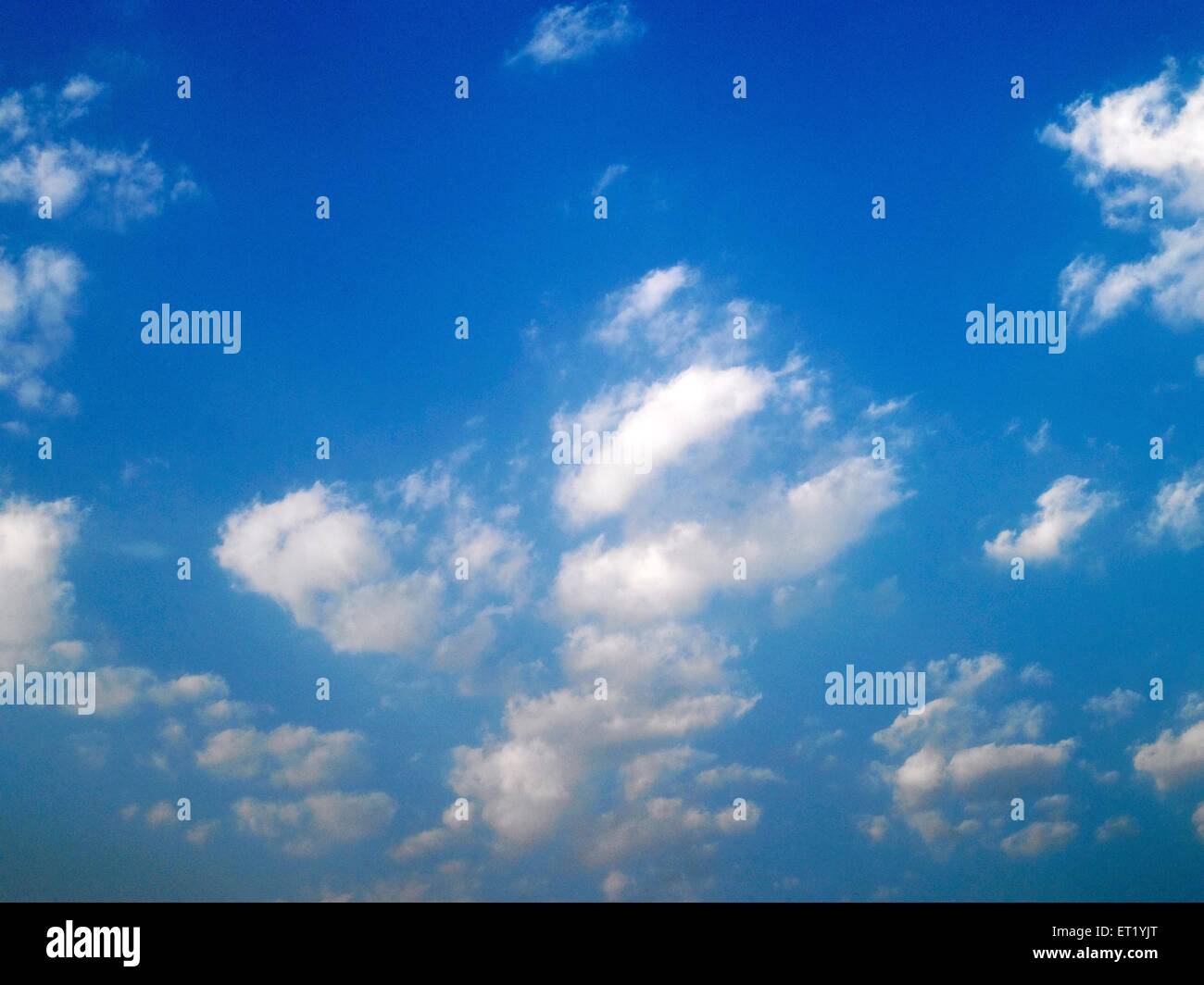 weiße Wolken am blauen Himmel Stockfoto